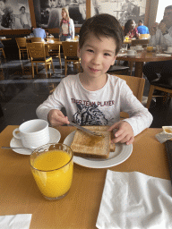 Max having breakfast at the restaurant of the Hotel Vila Galé Porto