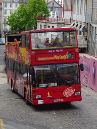 Sightseeing bus at the Rua de Mouzinho da Silveira, viewed from the sightseeing bus at the Largo São Domingos square
