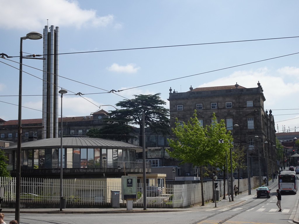 Southwest side of the Hospital Geral de Santo António at the Rua da Restauração street, viewed from the sightseeing bus