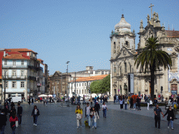 Front of the ICBAS building and the southeast side of the Igreja dos Carmelitas Descalços church at the Praça de Gomes Teixeira square, viewed from the sightseeing bus