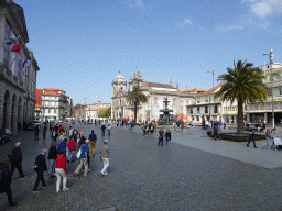 The Fonte dos Leões fountain, front of the ICBAS building, the southeast side of the Igreja dos Carmelitas Descalços church and the front of the Loja da Universidade do Porto building at the Praça de Gomes Teixeira square, viewed from the sightseeing bus