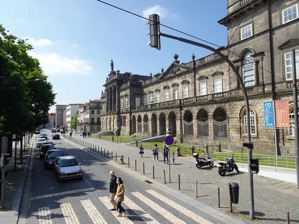 Left front of the Hospital Santo António at the Rua Prof. Vicente José de Carvalho street, viewed from the sightseeing bus
