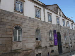 Front of the Faculdade de Farmácia da Universidade do Porto building at the Rua de Dom Manuel II, viewed from the sightseeing bus