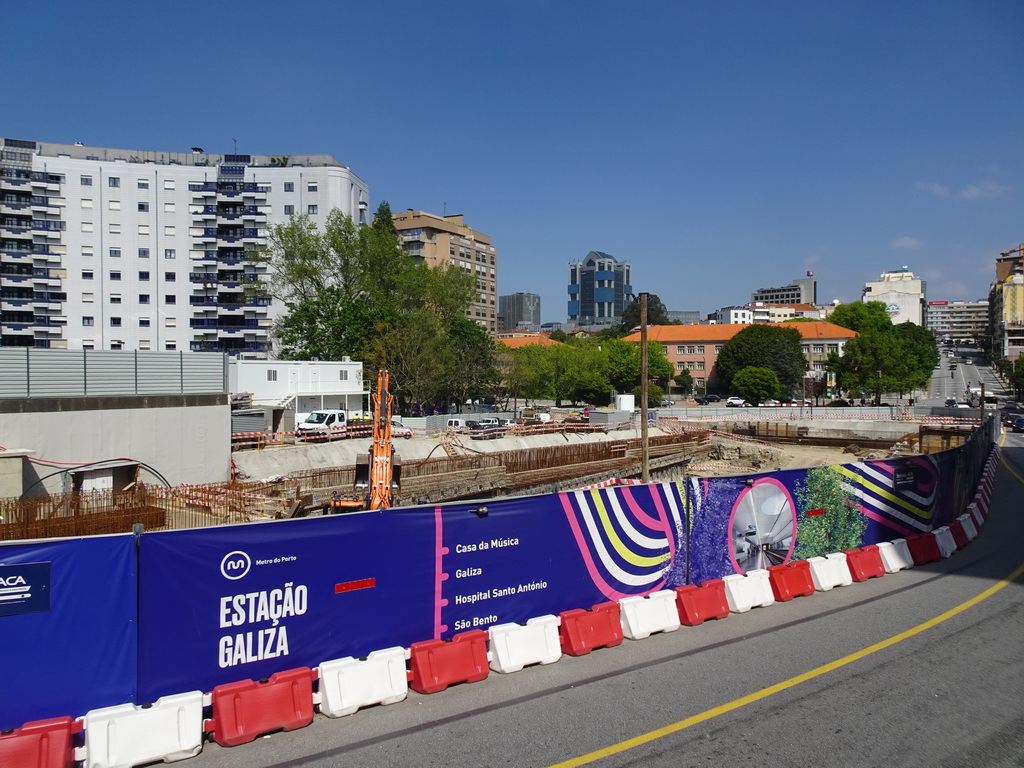 Construction of the pink subway line along the Rua de Júlio Dinis street, viewed from the sightseeing bus