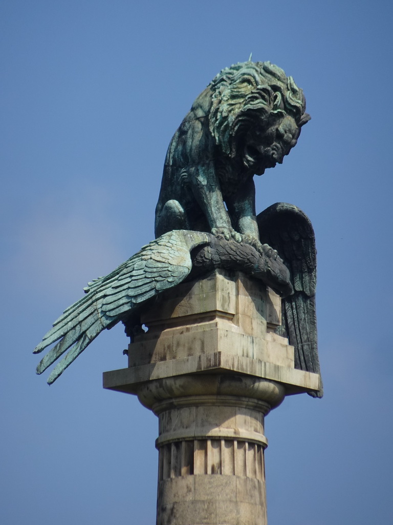 The Monumento aos Heróis da Guerra Peninsular column at the Praça de Mouzinho de Albuquerque square, viewed from the sightseeing bus