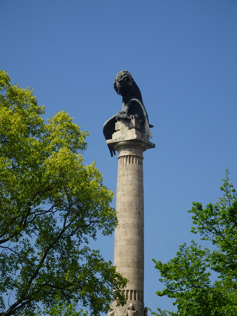 The Monumento aos Heróis da Guerra Peninsular column at the Praça de Mouzinho de Albuquerque square, viewed from the sightseeing bus