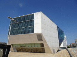 The east side of the Casa da Música theatre at the Praça de Mouzinho de Albuquerque square, viewed from the sightseeing bus