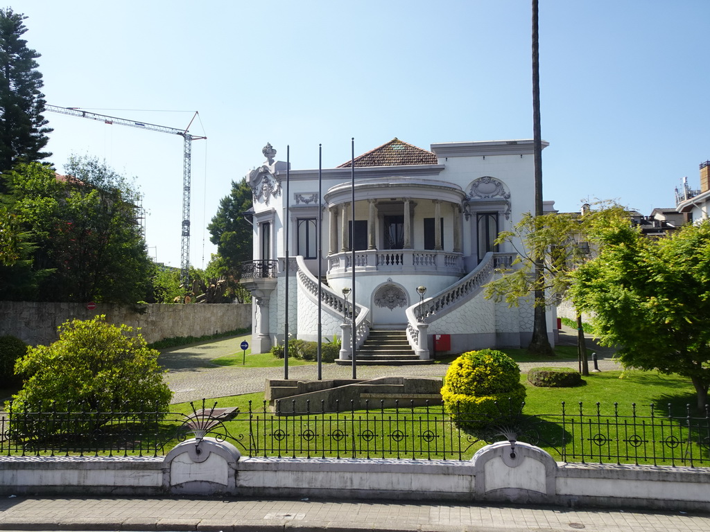 Front of a house at the Avenida da Boavista street, viewed from the sightseeing bus