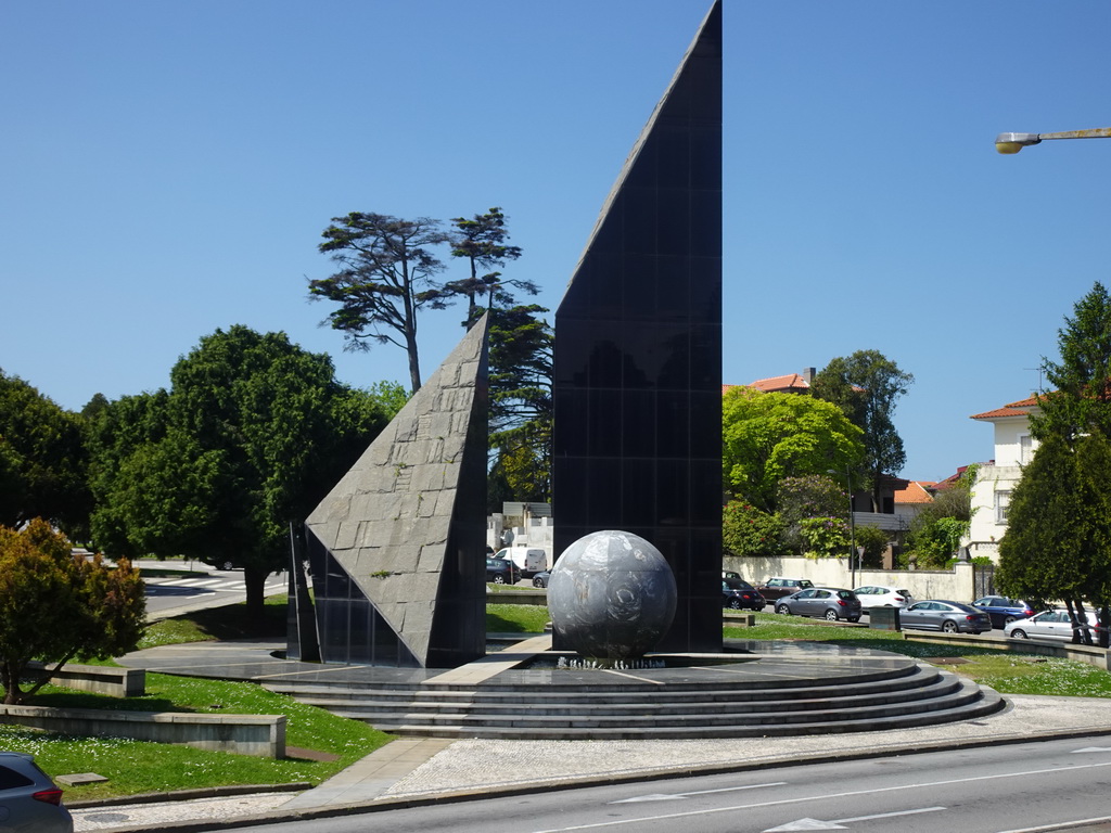 Piece of art at the crossing of the Avenida da Boavista and Avenida do Mal. Gomes da Costa streets, viewed from the sightseeing bus