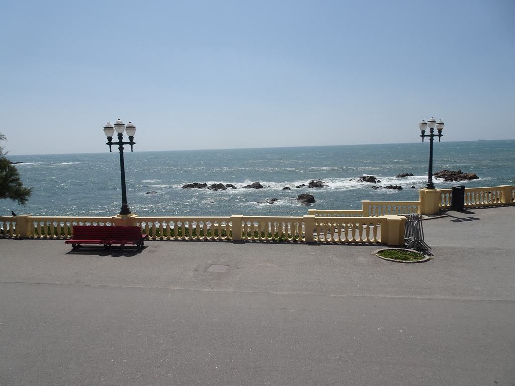 Rocks in front of the Praia de Gondarém beach, viewed from the sightseeing bus on the Avenida do Brasil street