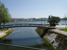 Pedestrian bridge at the Observatório das Aves observatory, viewed from the sightseeing bus at the Largo António Calém square