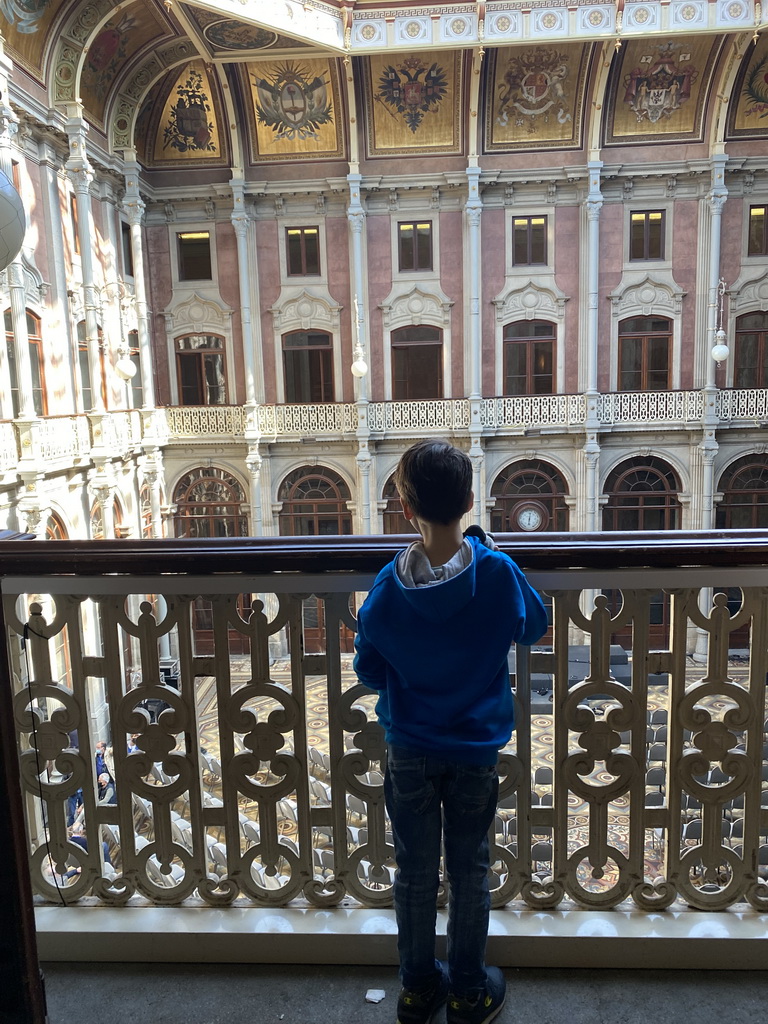 Max at the south gallery at the upper floor of the Palácio da Bolsa palace, with a view on the Pátio das Nações courtyard