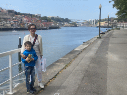Miaomiao and Max at the Rua Nova da Alfândega street, with a view on the Ponte da Arrábida bridge over the Douro river and Vila Nova de Gaia