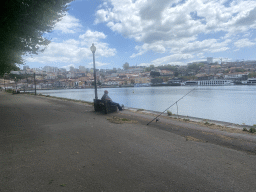 Fisherman at the Rua Nova da Alfândega street, with a view on the Douro river and Vila Nova de Gaia