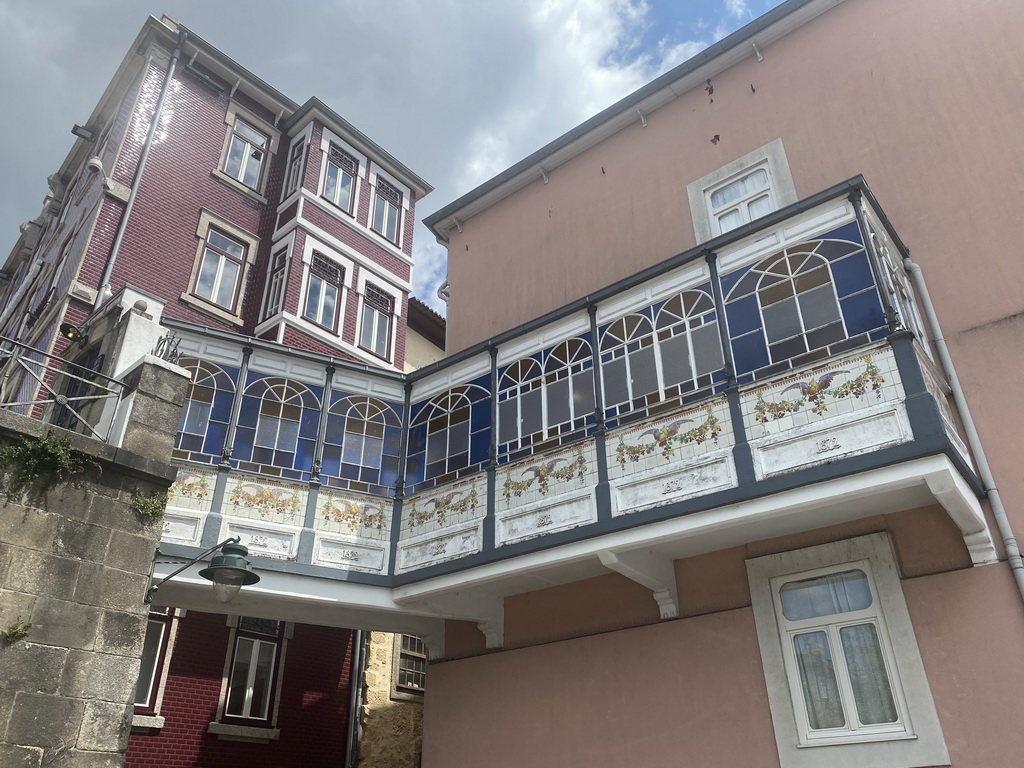 Bridge between houses at the Rua do Outeirinho street