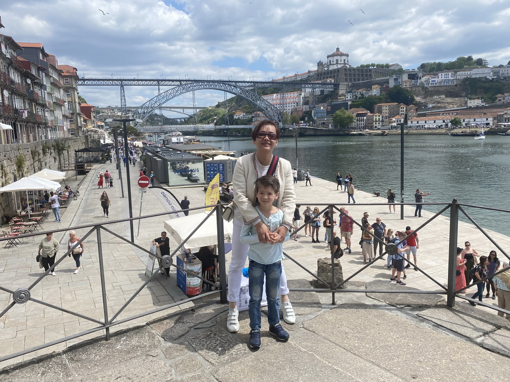 Miaomiao and Max at the Cais da Estiva street, with a view on the Ponte Luís I and Ponte Infante Dom Henrique bridges over the Douro river and Vila Nova de Gaia with the Mosteiro da Serra do Pilar monastery