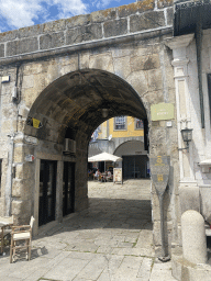 Gate with Alminhas da Ponte bronze plate at the Cais da Ribeira street, with explanation
