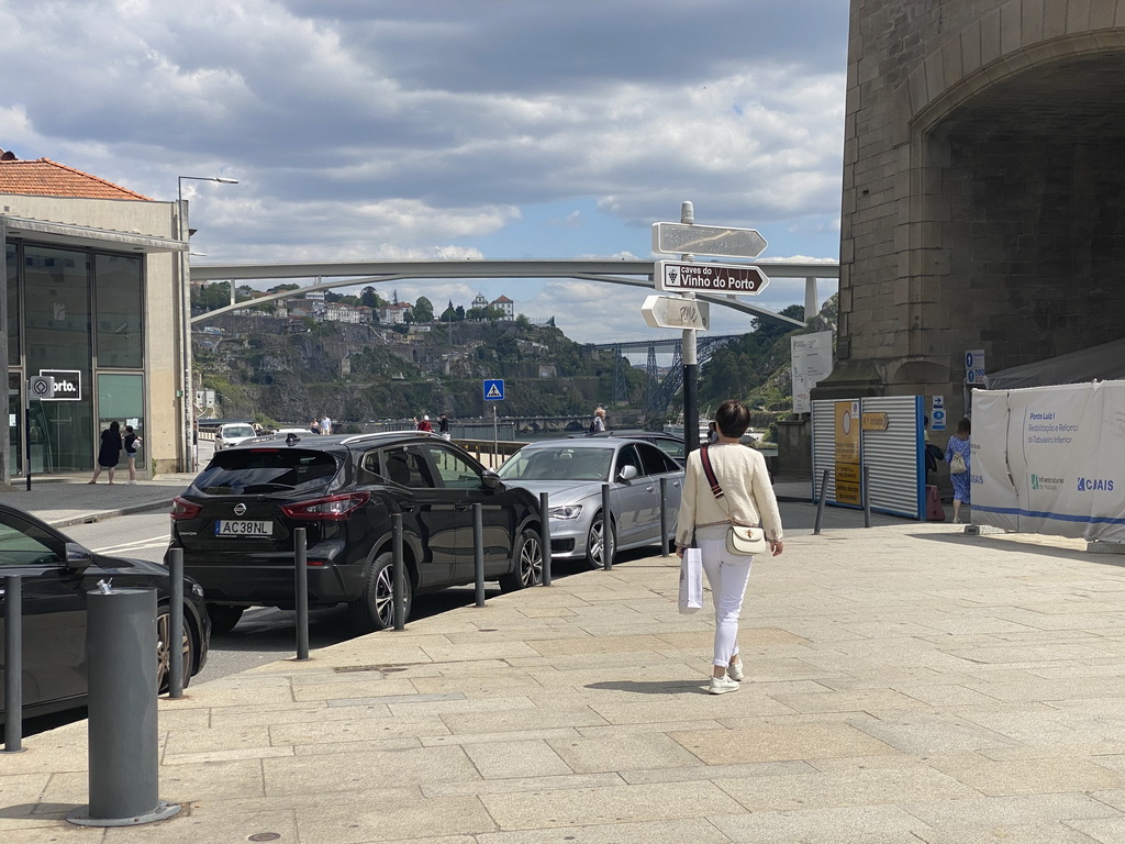 Miaomiao at the north side of the Ponte Luís I bridge at the Rua da Ribeira Negra street, with a view on the Ponte Infante Dom Henrique and the Ponte D. Maria Pia bridges over the Douro river