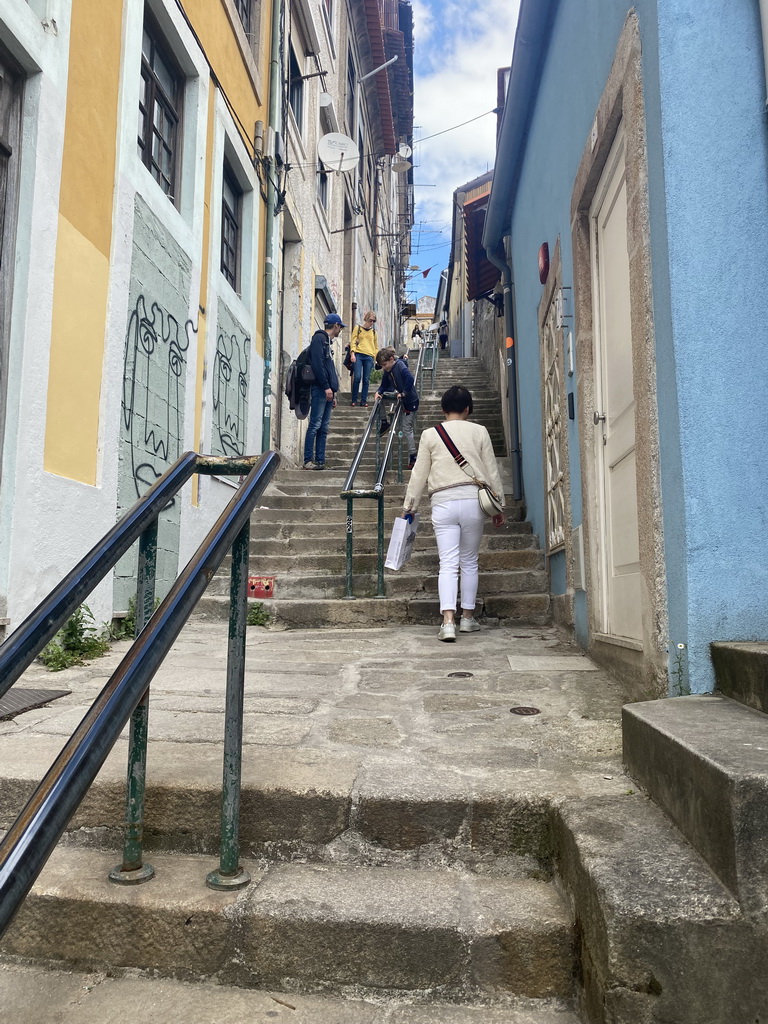 Miaomiao at the Escada dos Guindais staircase