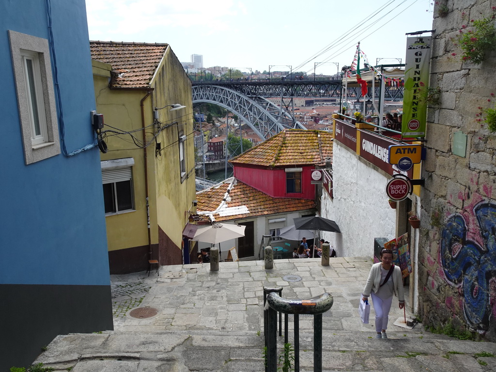 Miaomiao at the Escada dos Guindais staircase, with a view on the Ponte Luís I bridge over the Douro river and Vila Nova de Gaia