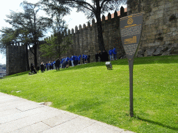 Students in front of the Muralha Fernandina wall, with explanation