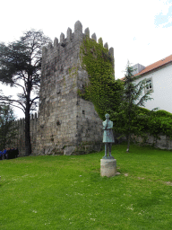 Statue of Arnaldo Gama in front of the Muralha Fernandina wall