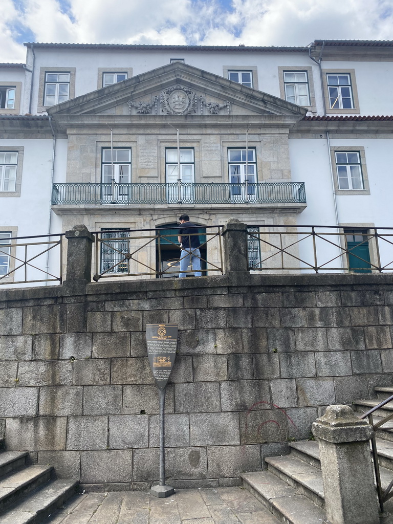 Front of the Antiga Casa Pia building at the Rua de Augusto Rosa street, with explanation