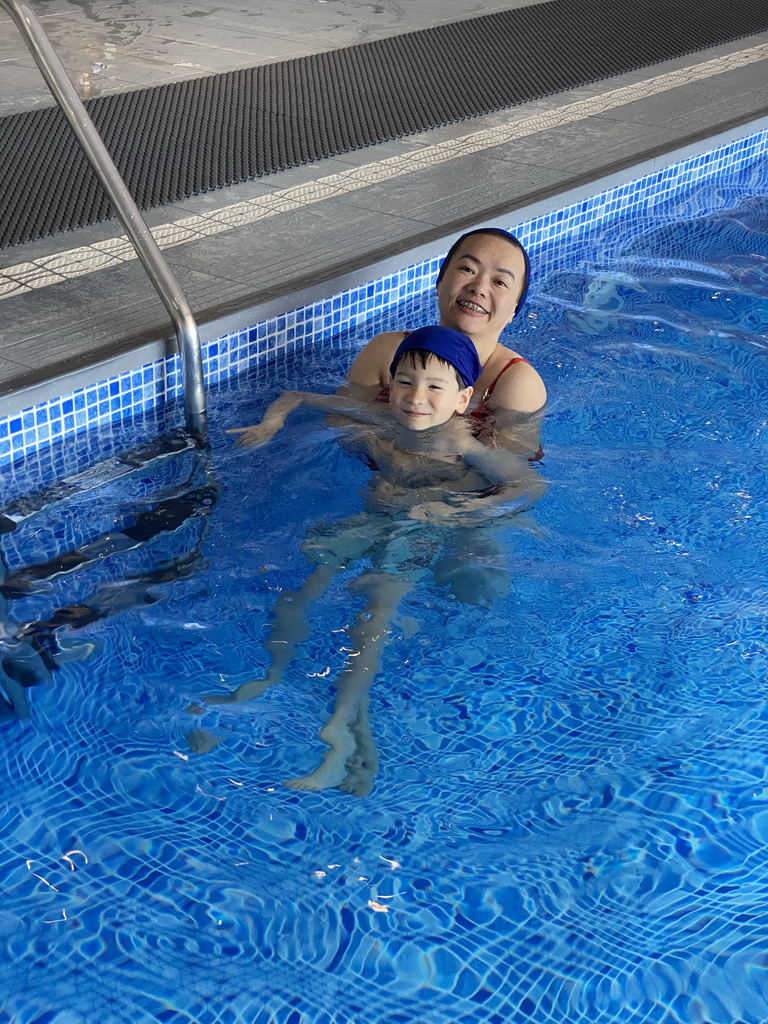 Miaomiao and Max at the swimming pool at the Hotel Vila Galé Porto