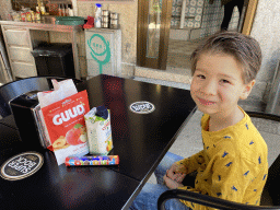 Max having lunch at the terrace of the Casa Guedes Tradicional restaurant at the Passeio de São Lázaro street