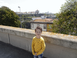 Max at the Rua do Gen. Sousa Dias street, with a view on the Mosteiro da Serra do Pilar monastery at Vila Nova de Gaia