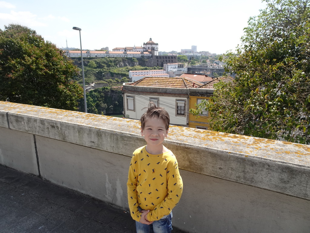 Max at the Rua do Gen. Sousa Dias street, with a view on the Mosteiro da Serra do Pilar monastery at Vila Nova de Gaia