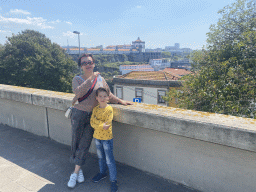 Miaomiao and Max at the Rua do Gen. Sousa Dias street, with a view on the Mosteiro da Serra do Pilar monastery at Vila Nova de Gaia