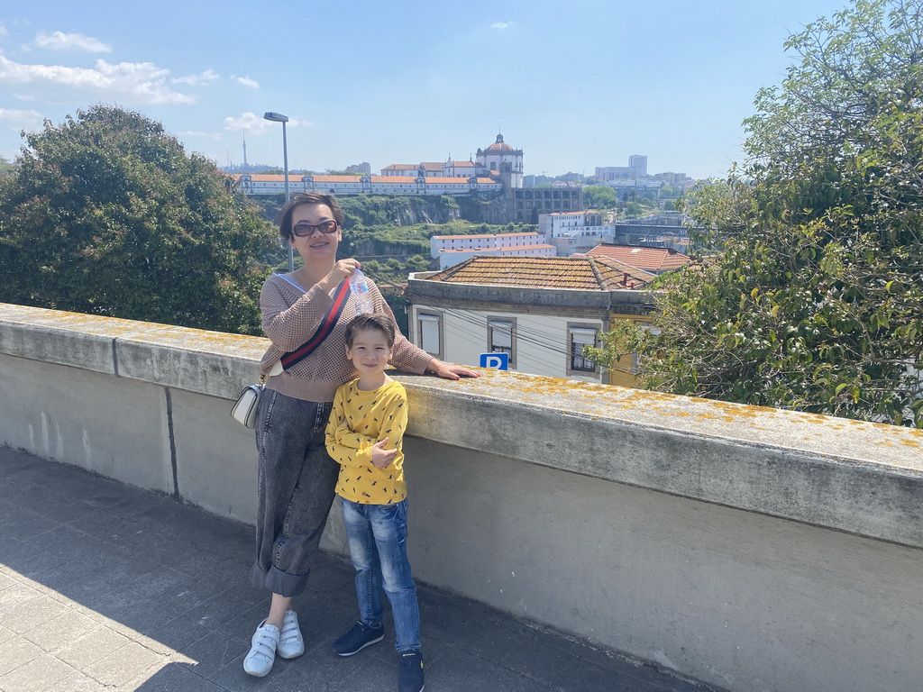 Miaomiao and Max at the Rua do Gen. Sousa Dias street, with a view on the Mosteiro da Serra do Pilar monastery at Vila Nova de Gaia