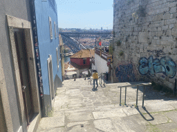 Max at the Escada dos Guindais staircase, with a view on the Ponte Luís I bridge over the Douro river and Vila Nova de Gaia