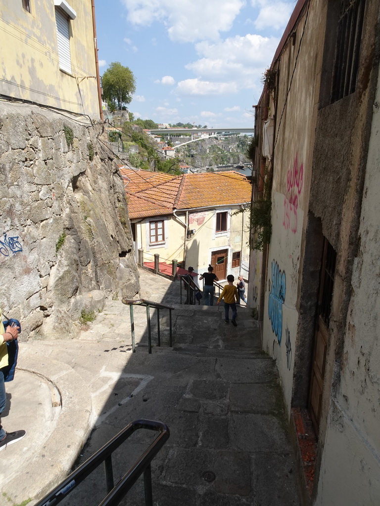 Max at the Escada dos Guindais staircase, with a view on the Ponte Infante Dom Henrique bridge over the Douro river