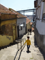 Max at the Escada dos Guindais staircase, with a view on the Ponte Luís I bridge over the Douro river and Vila Nova de Gaia