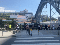 Miaomiao and Max at the Avenida Gustavo Eiffel street, with a view on the Mosteiro da Serra do Pilar monastery at Vila Nova de Gaia and the Ponte Luís I bridge over the Douro river