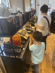 Miaomiao and Max at the Sabores de Portugal shop at the Rua de São João street