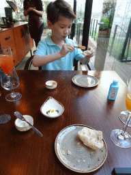 Max eating bread at the Cúmplice Steakhouse & Bar