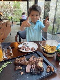 Max having steak and fries at the Cúmplice Steakhouse & Bar