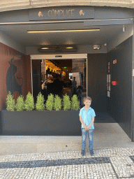 Max in front of the Cúmplice Steakhouse & Bar at the Rua de Passos Manuel street