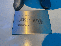 Explanation on the statue of Bobby Robson at the entrance of the FC Porto Museum at the Estádio do Dragão stadium