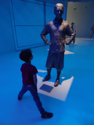 Max with a statue at the entrance of the FC Porto Museum at the Estádio do Dragão stadium
