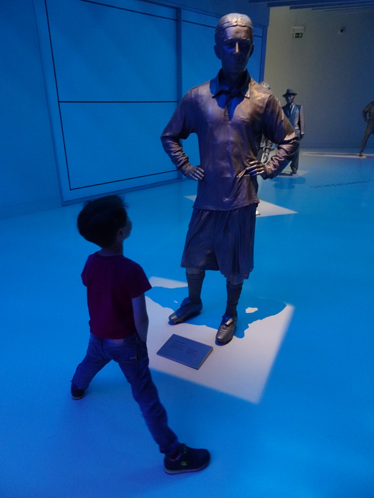 Max with a statue at the entrance of the FC Porto Museum at the Estádio do Dragão stadium