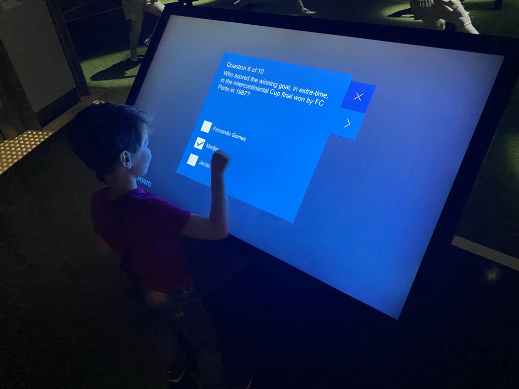 Max playing a quiz at the FC Porto Museum at the Estádio do Dragão stadium