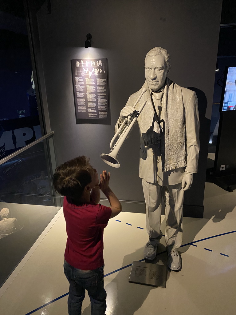 Max with a statue of António Lourenço at the FC Porto Museum at the Estádio do Dragão stadium, with explanation