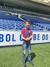 Max at the pitch of the Estádio do Dragão stadium
