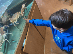 Max with Crabs and Lobsters at the Restaurante Grande Palácio Hong Kong