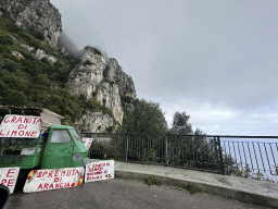 Viewpoint 5 at the Amalfi Drive with a fruit shop