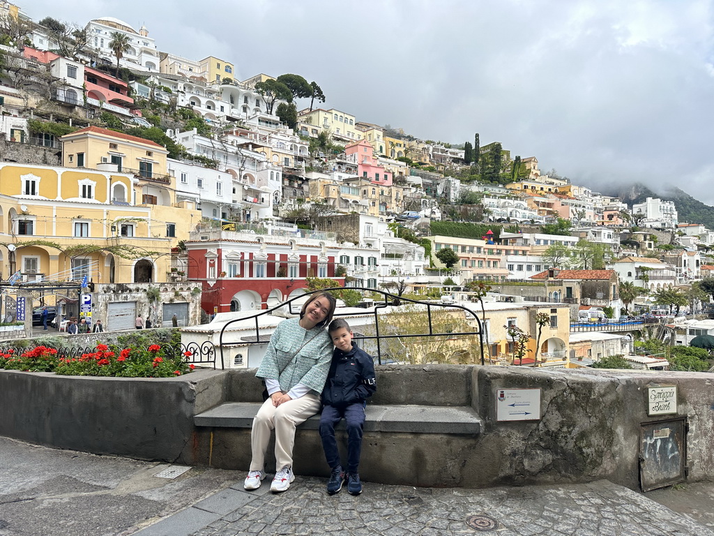 Miaomiao and Max at the Viale Pasitea street, with a view on the town center